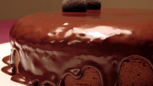 Καπριτσιόζα – Σοκολατένιο Κέικ με Αμυγδαλόψυχα και Μαύρο Ρούμι